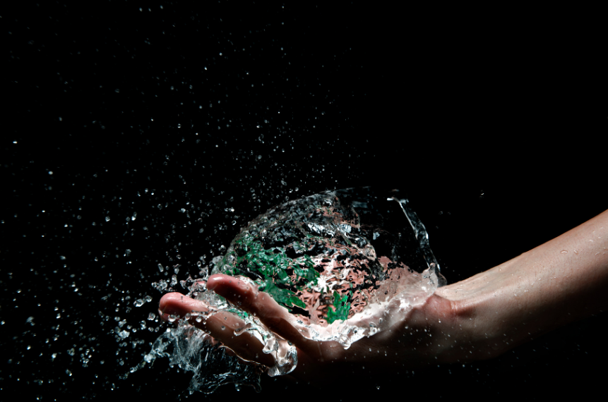 Imagen de una mano con agua