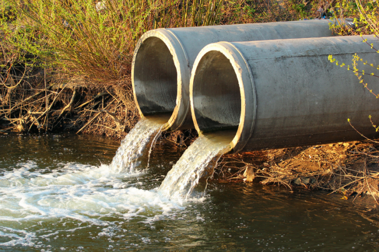 Tuberías descargando agua a un estanque