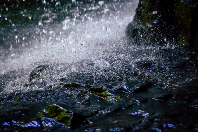 Agua cayendo chispeando