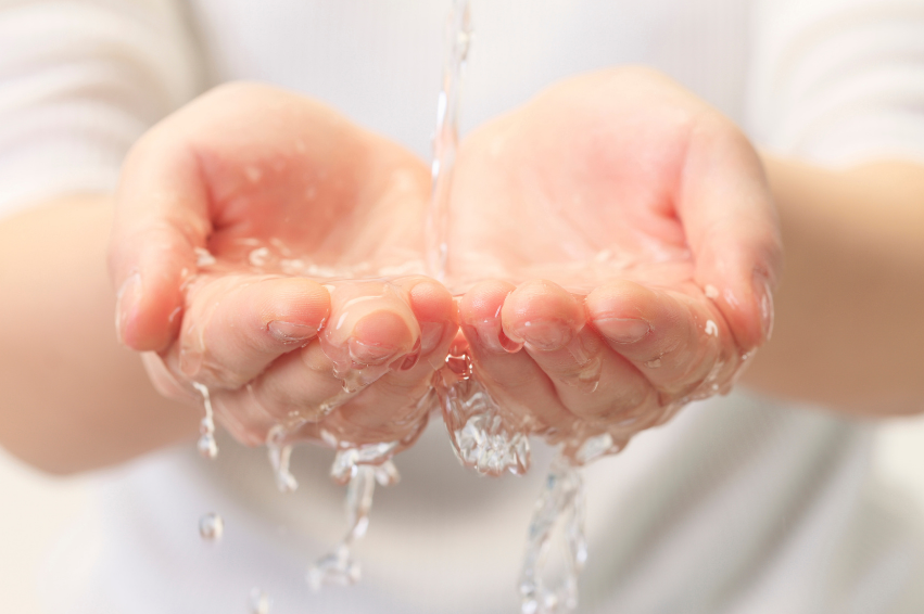 Manos sosteniendo agua