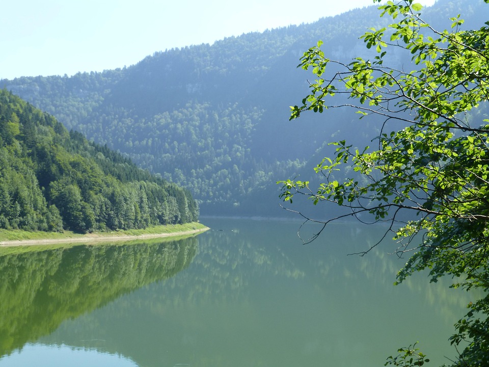 Imagen de lago con montaña, tonos verde para publicación derecho de aguas
