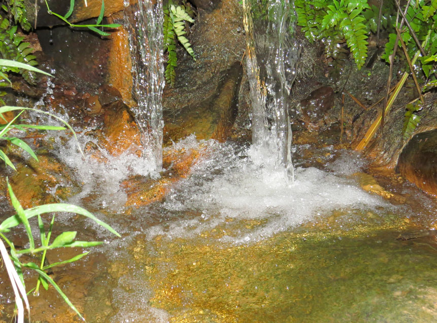 chorros de agua en vertiente natural