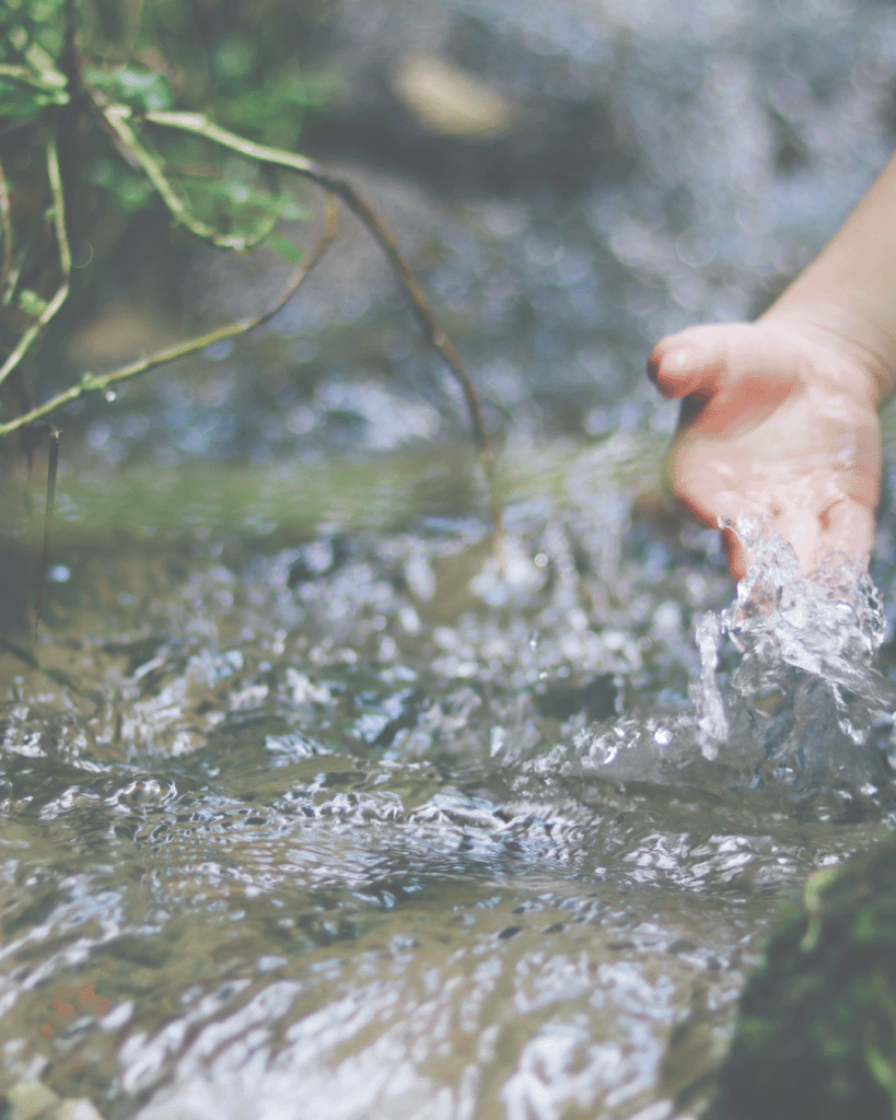 Agua corriendo, mano toma esa agua