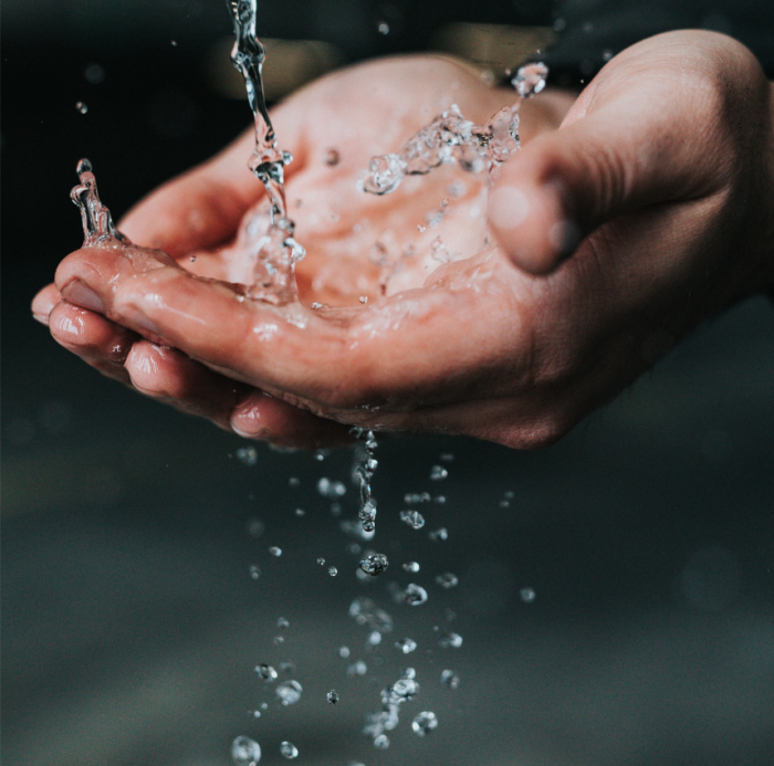 Manos con agua