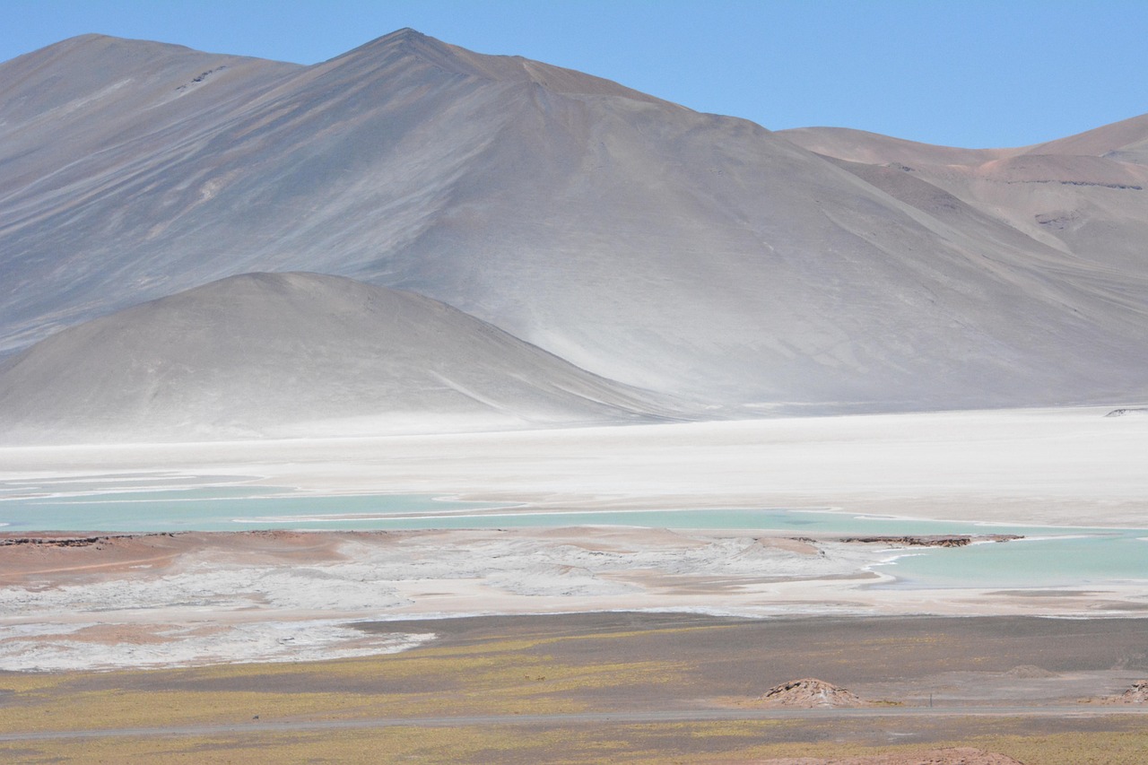 Desierto Atacama con montañas de fondo