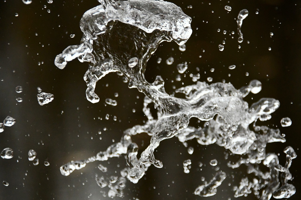 Imagen que muestra agua salpicando de portada de artículo sobre tarifas