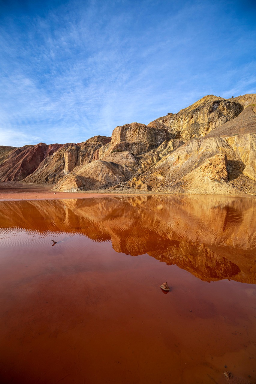 Imagen para publicación sobre el agua y la minería fondo color marrón