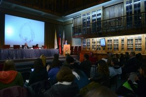 Registro fotográfico de las Jornadas de Derecho y Gestión de Aguas del año 2017 en que se ve el Aula Magna Manuel José Irarrázaval, Casa Central UC