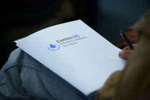 Registro fotográfico de las Jornadas de Derecho y Gestión de Aguas 2017, específicamente la carpeta que se entregó a los asistentes de la actividad