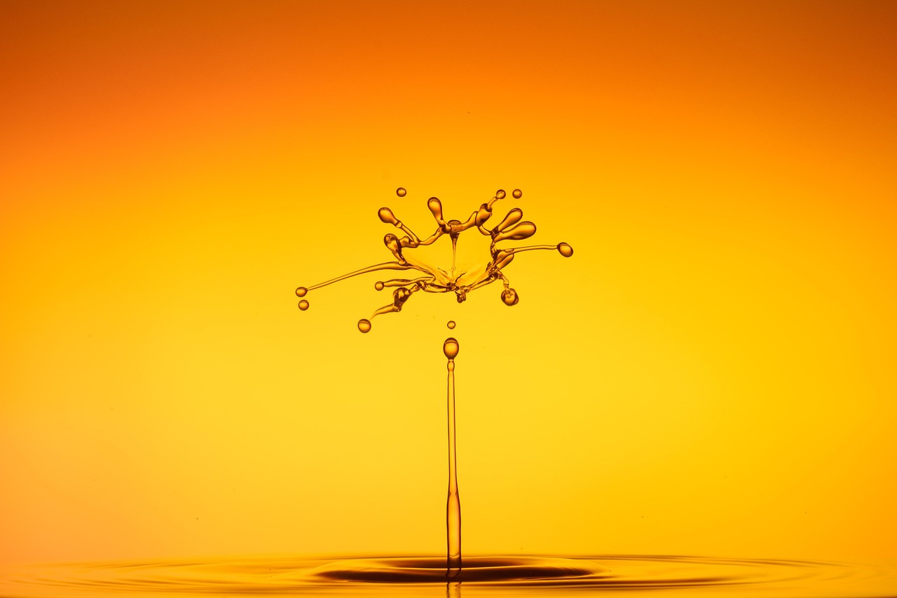 Imagen amarilla y naranja con una gota salpicando