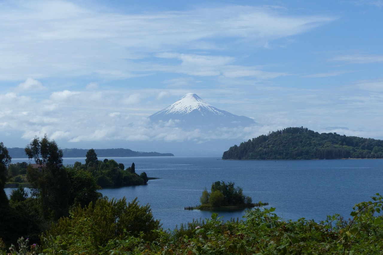 Imagen de mar, con volcán al fondo, de Chile